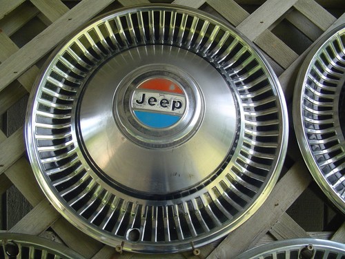 76 81 WILLYS JEEP JEEPSTER CJ SW CHEROKEE WAGONEER HUBCAP WHEEL COVER J10 CENTER - Picture 2 of 15