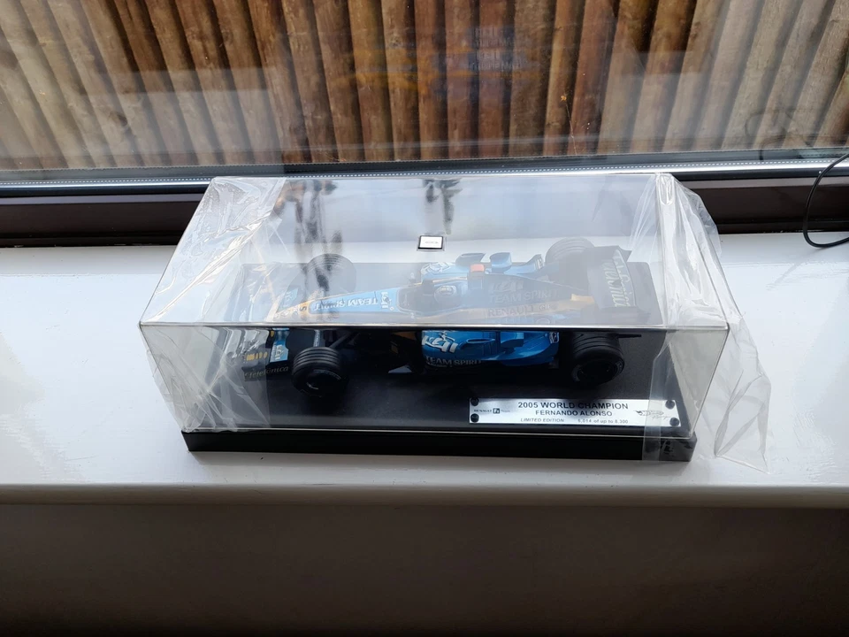 Fernando Alonso Renault R25 Brasil 2005 F1 Campeón del Mundo 1/18 Hot Wheels Foto 3 de 4