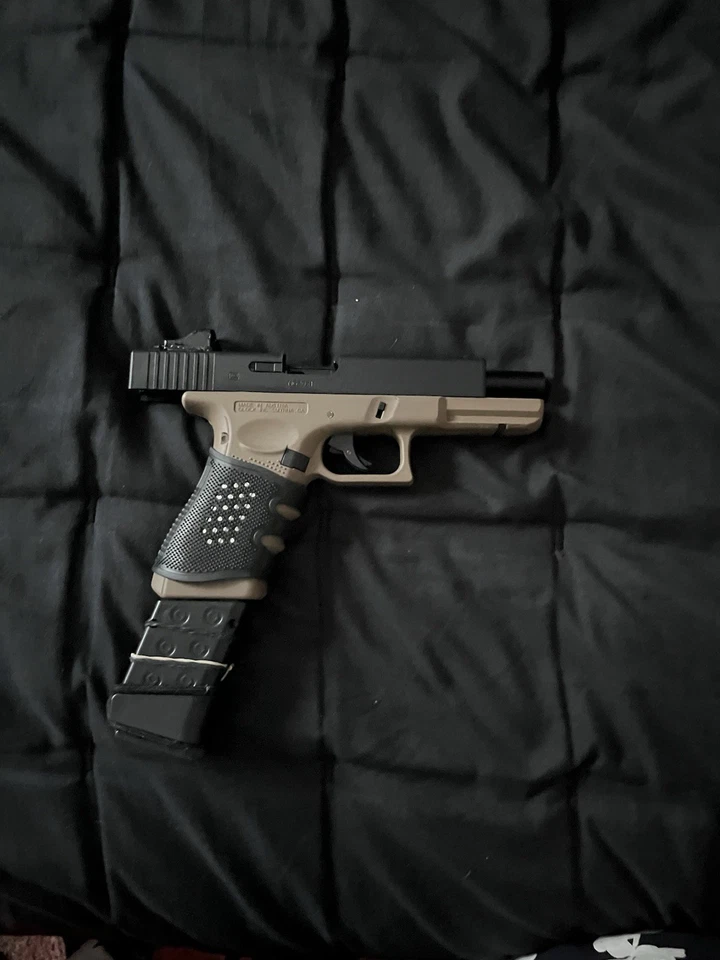 Rifle Crossman Honey Badger bronceado de 4,5 mm y Glock 17 G4 Foto 3 de 4