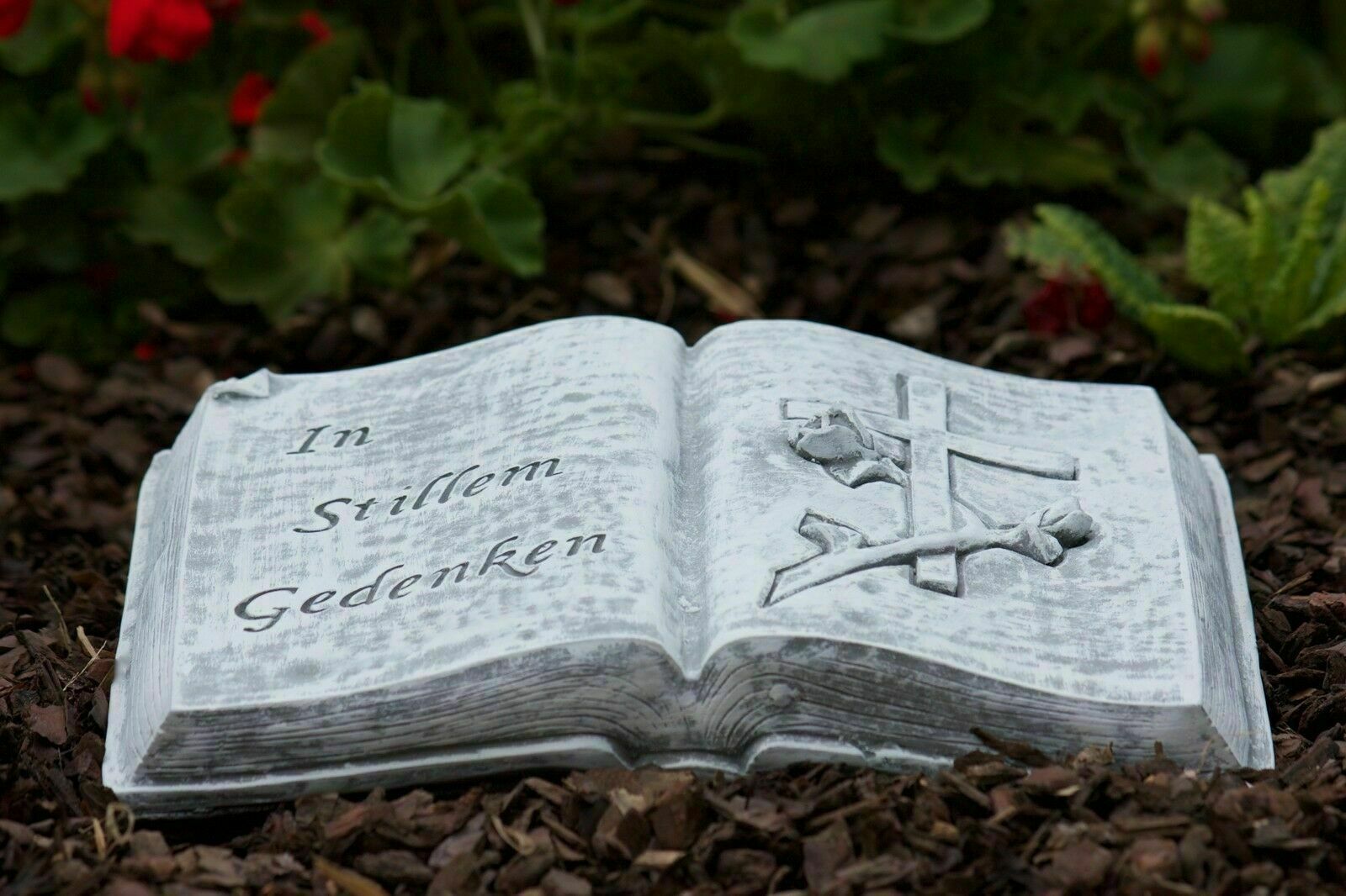 Grabschmuck Buch Inschrift „In stillem Gedenken" Frostfest Steinguss Stein Grab