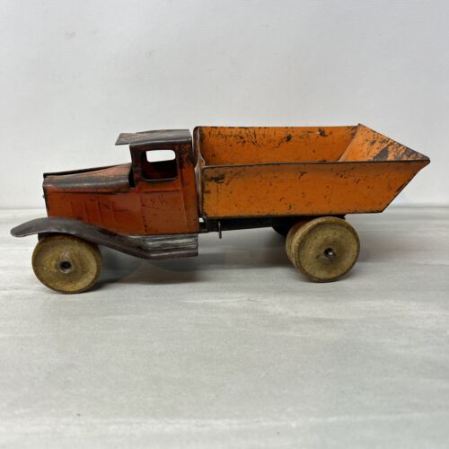 Carrello giocattolo vintage in acciaio pressato 10"" arancione anni '30 con ruote in legno - Foto 1 di 14