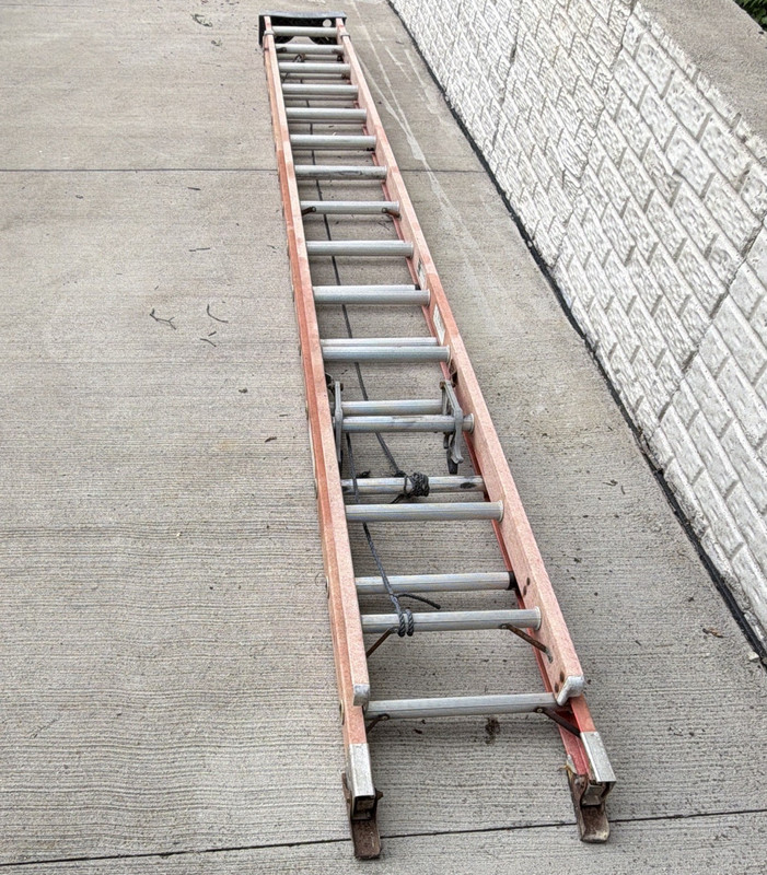 Louisville L-3022-28PT Extension Ladder 28 ft 300 lb Fiberglass/Aluminum