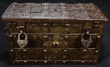 SCHATULLE EISENTRUHE KRIEGSKASSE 2 HANGSCHLÖSSER GRAVIERT DEUTSCH INTAKT 1650