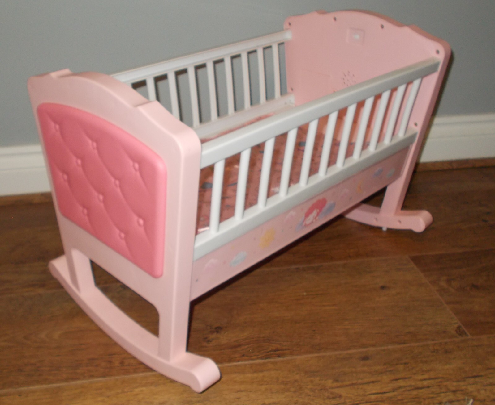 BABY ANNABELL DOLL ROCKING MUSCIAL CRIB COT CRADLE WITH SOUNDS AND A