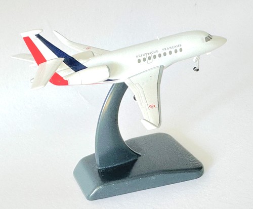 Dassault Falcon 2000LX French Government Hogan Diecast Collectors Model 1:200 - Picture 4 of 11