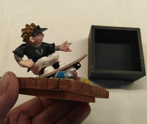 GRAFFITI ZONE Scatola action figure anime Skateboard miniatura Portagioie - Foto 6 di 7