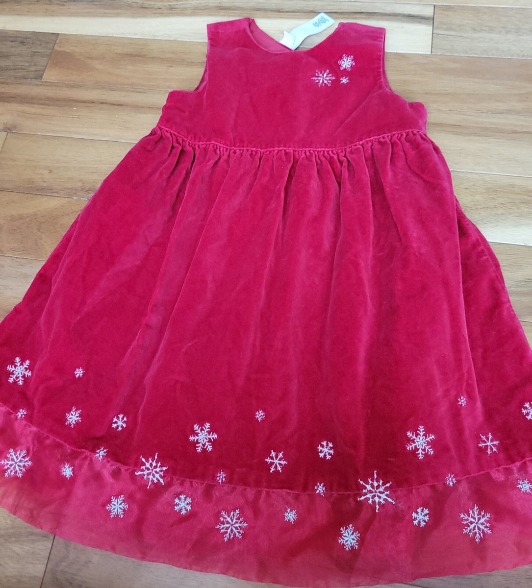 holiday dress old navy caught feelings for this dress and the lake tbh @oldnavy #oldnavycreator old navy dress, old navy spring dress, affordable spring outfits, casual spring outfit ideas, everyday midi dress, gingham dress outfit,