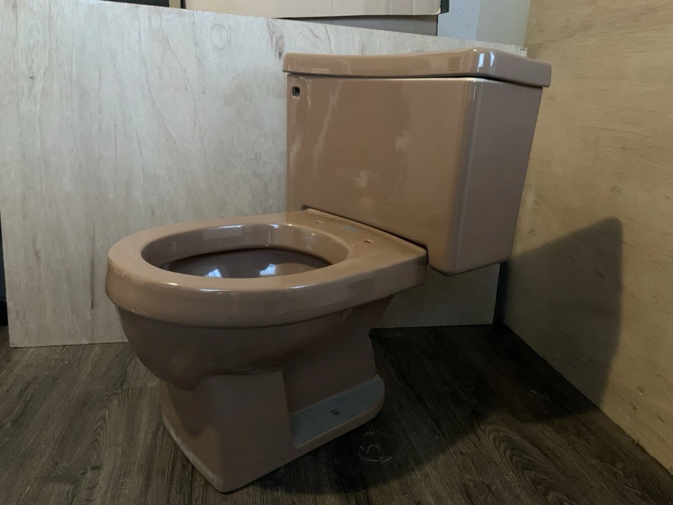 Vaso sanitário de porcelana vintage da década de 1970 Montgomery Ward marrom - Imagem 2 de 4