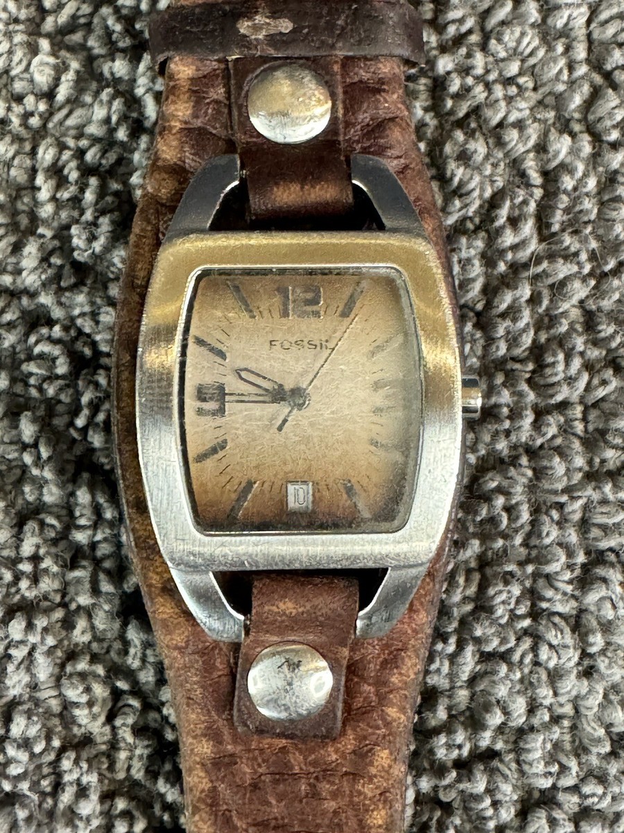 VINTAGE FOSSIL WATCH. W GENUINE LEATHER BAND. WILL INSTALL BATTERY B4 SHIPPING VTG Fossil AM 1972 Tank Green Dial Tank 23mm | Mercari main image 3
