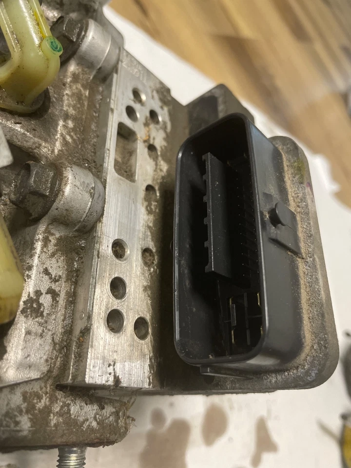 Toyota Prius C 2015-18 conjunto de bomba ABS genuino con refuerzo Foto 3 de 4