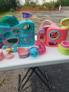 2 LITTLEST PET SHOP PLAYSETS PET DAYCARE & GET BETTER CENTER w SOME XTRAS