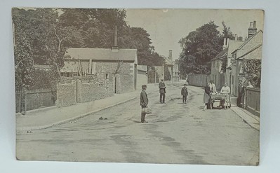 Postkarte, unbekannte Straßen- oder Dorfszene, adressiert nach Muswell Hill, RP.