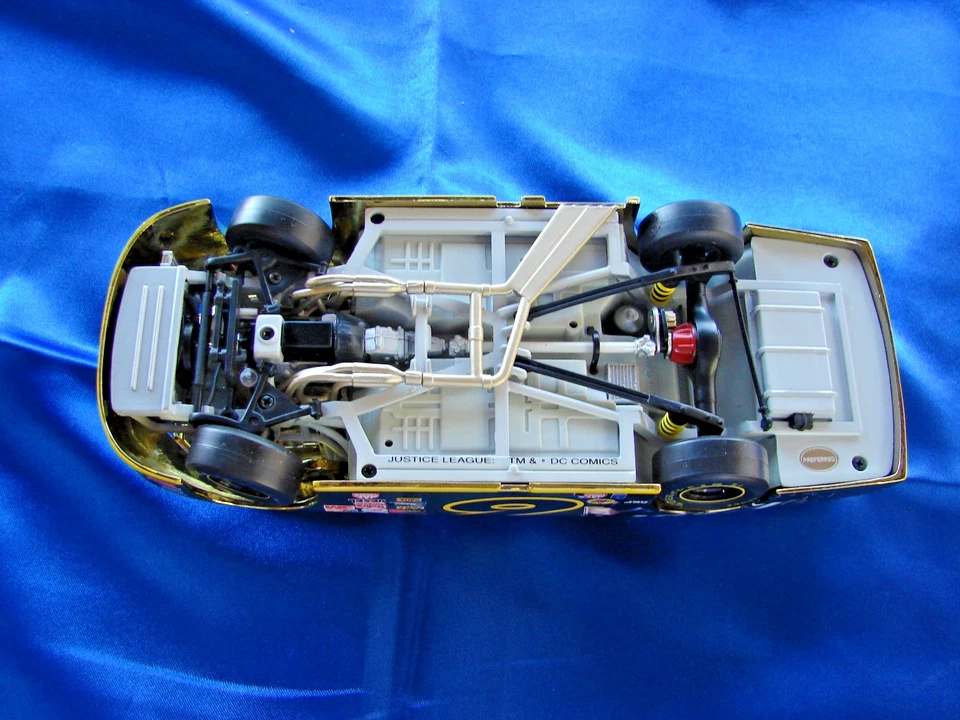 NASCAR Mark Martin #6 Justice League Batman Gold 2004 Diecast 1:24 Car DC Comics - Image 4 of 4