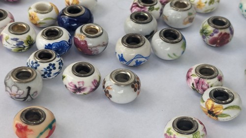 Ceramic hand painted floral beads lot of 40 6.5 mm center jewelry craft making - Picture 3 of 6