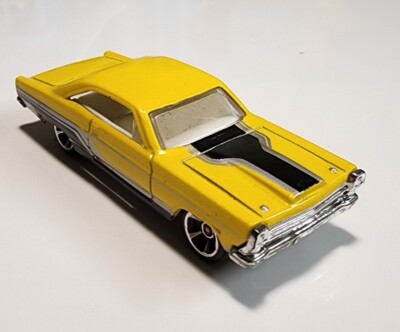 2010 Hot Wheels Muscle Mania Yellow '66 Ford Fairlane GT 1/64