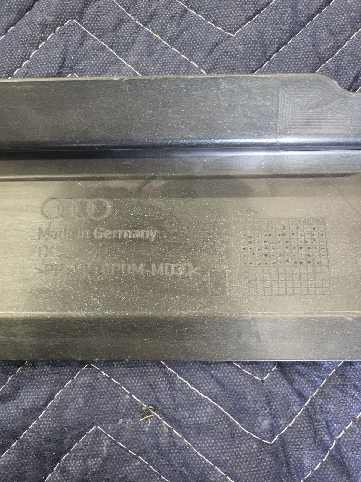 2016-2020 Bentley Bentayga Left Driver Rocker Panel Skirt Molding 36A-825-211
