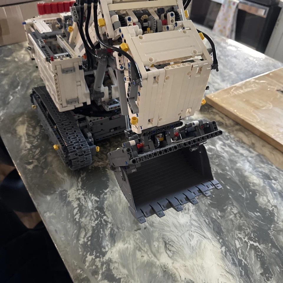 LEGO TECHNIC: Liebherr R 9800 Excavator (42100) prebuilt - Image 2 of 4