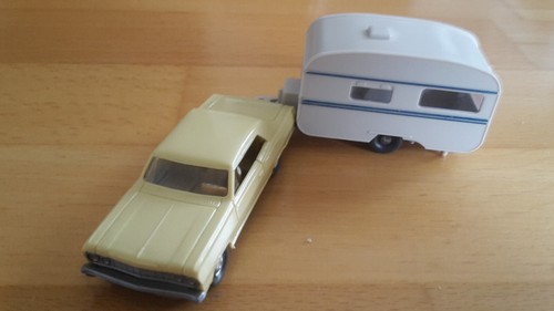 WIKING Chevrolet Malibu con roulotte - Foto 2 di 3
