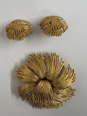 Gorgouse Vintage Monet Gold Ton Set of Clip On Earrings And Brooch(S1011)