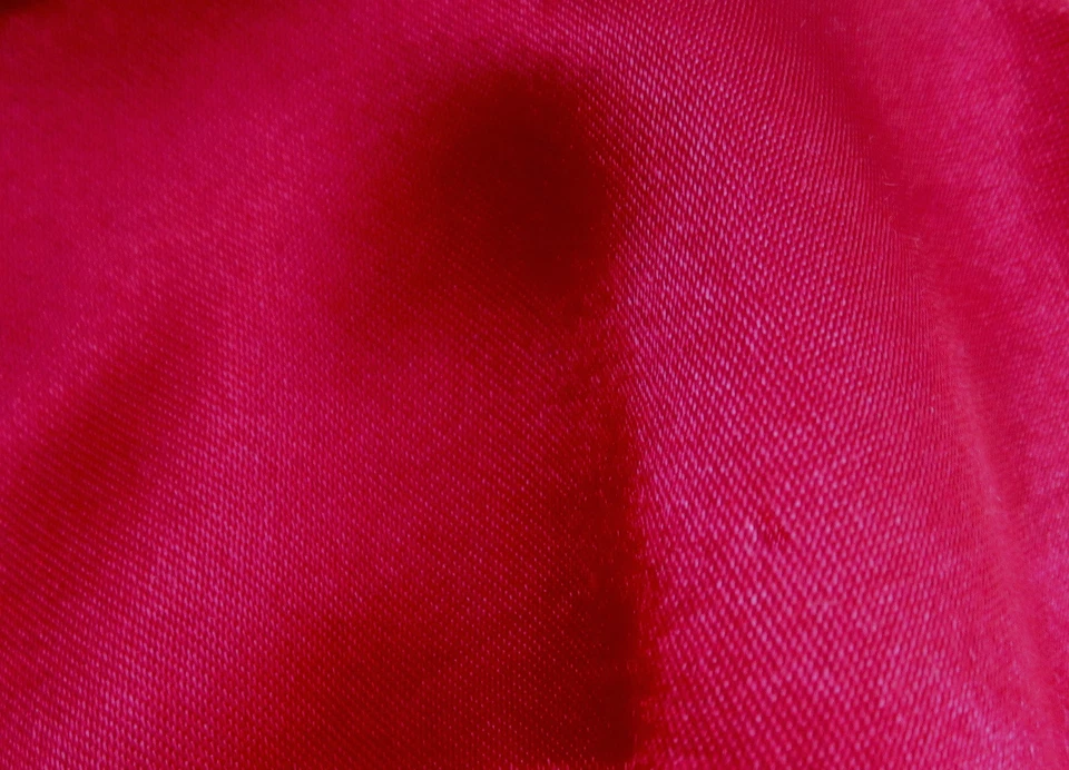 Tela satinada ligera de brillo medio rojo oscuro arándano fantástico de 2-1/4 yardas Foto 3 de 3