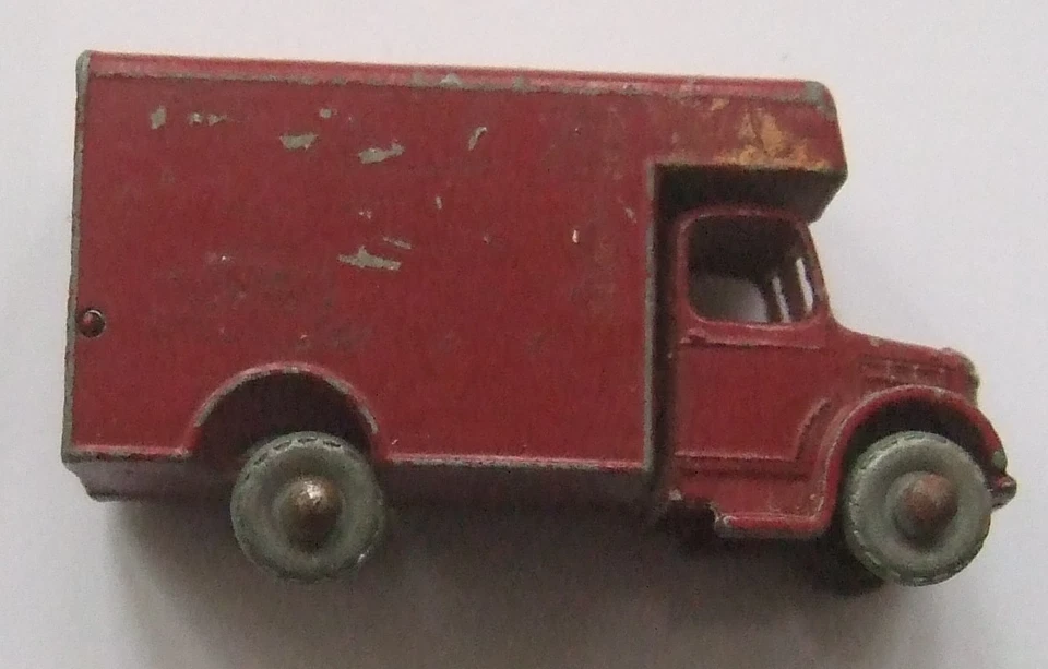 Unmarked base .P789-MATCHBOX LESNEY No17A MAROON BEDFORD REMOVALS VAN. - Image 2 of 4