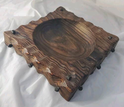 Vintage geformter Sumpf Zeder Barware Aschenbecher Boden mit Eisennägeln Akzenten Schmuck