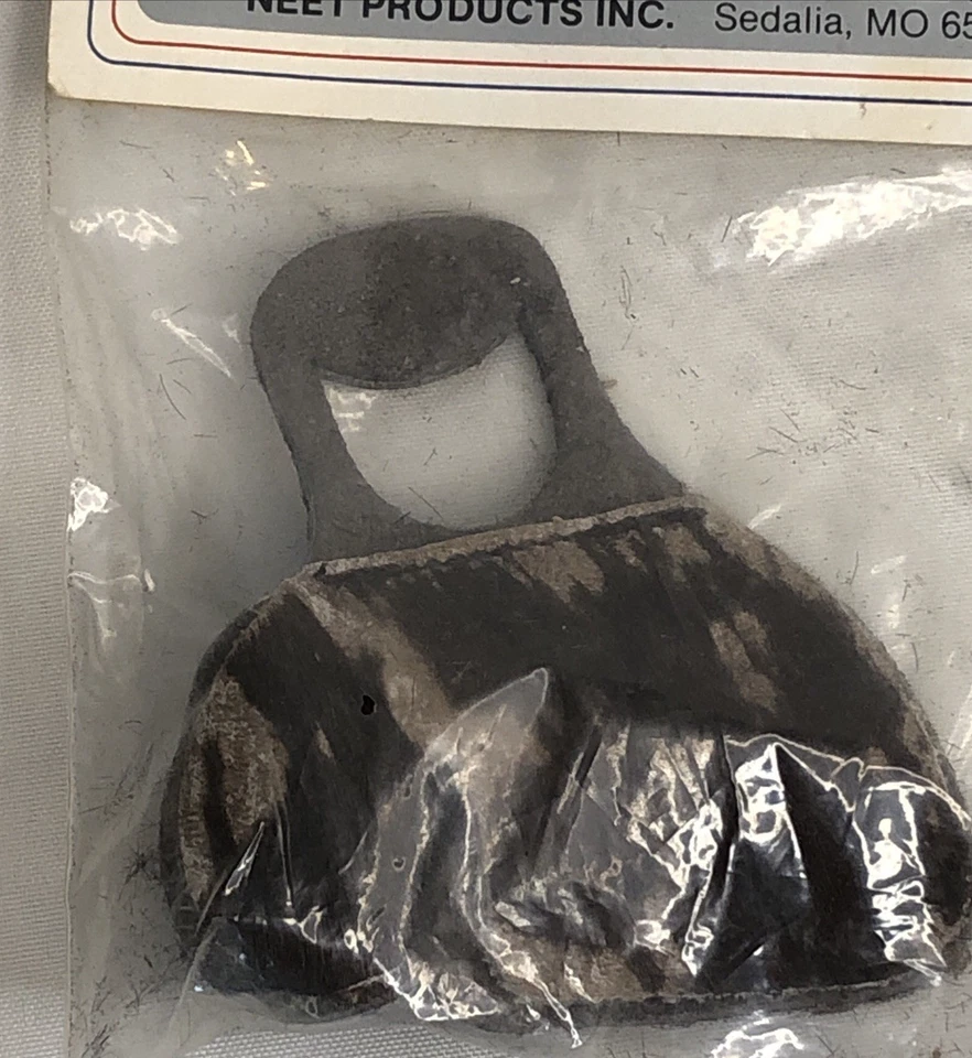 Neet Archery Calf Hair Shooting Finger Tab Bow Pinch Free Small RH Right Vintage - Image 4 of 4