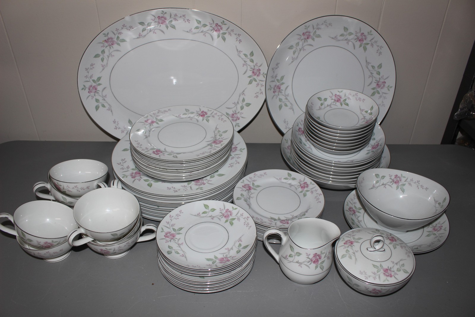 Mikasa Yours Truly China/dinnerware-service For 8