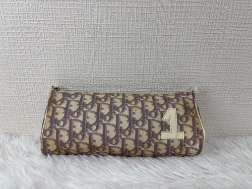 Pochette logo Dior avec trotteur de maquillage numéro 1