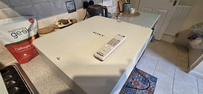 Sony VPL-FHZ65 Laser Multimedia Projektor mit Fernbedienung und Objektiv