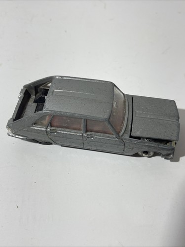 Dinky Toys France 537 Renault R16 grey met. vintage rare Missing Parts. - Picture 4 of 6