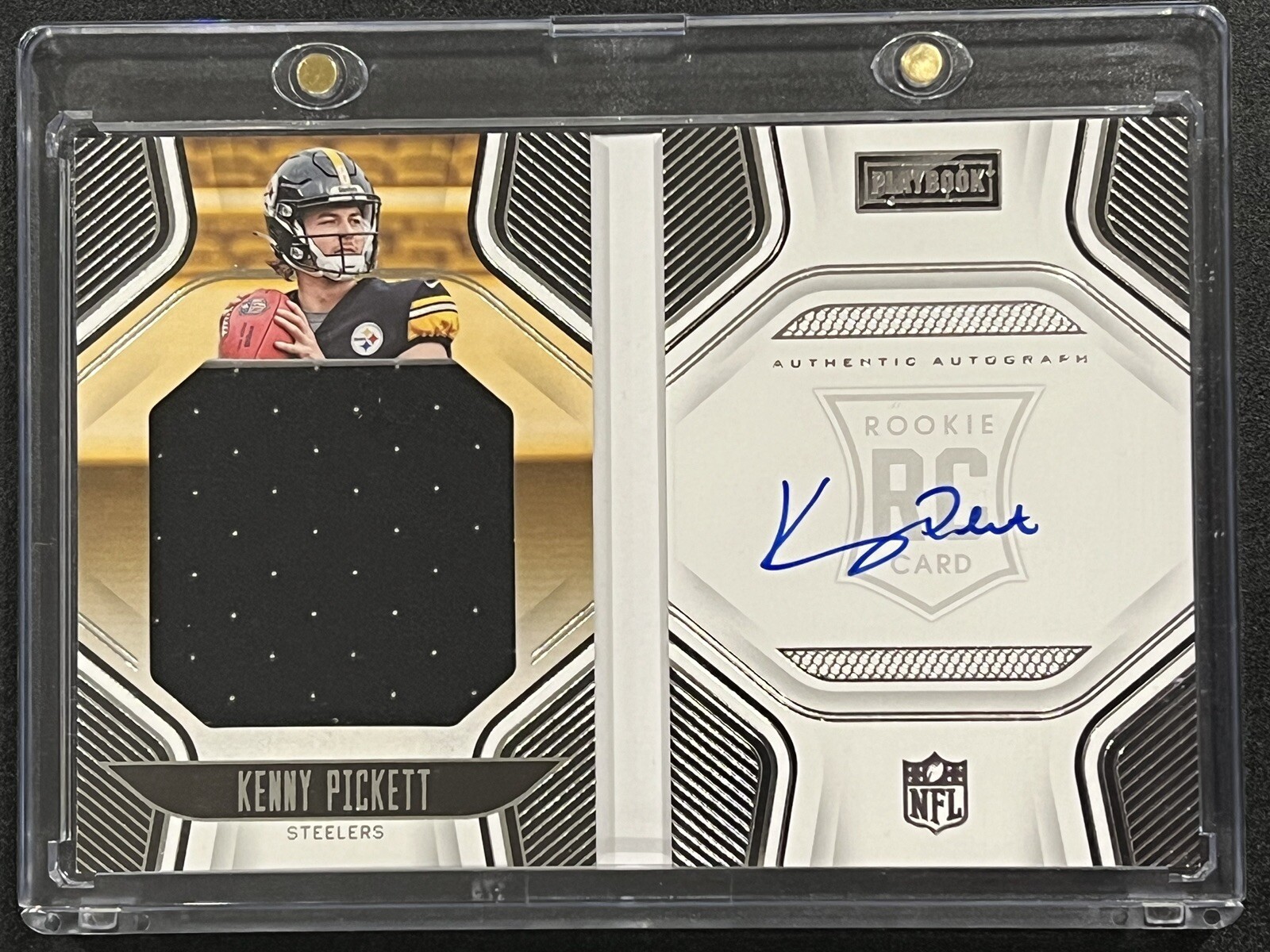 2022 Panini Playbook Kenny Pickett Rookie Patch Auto Booklet /199 RPA Steelers