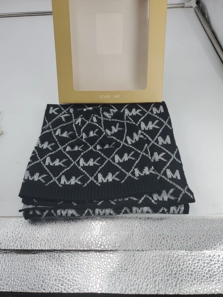 Conjunto de bufanda y sombrero Michael Kors negro con diamante metálico plateado estampado de logotipo MK (VS) Foto 3 de 4