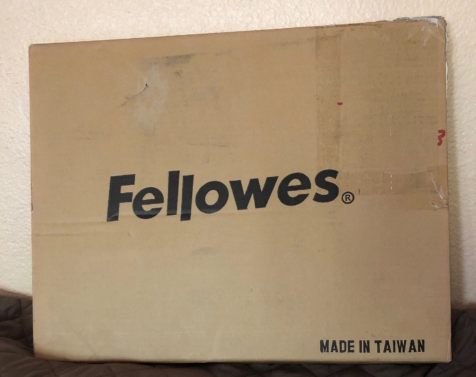 Fellowes 19-inch LCD  Screen Protector - 9689401  NEW in Box - Image 3 of 3