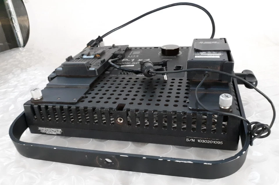 Litepanels LP-1 x 1 5600K-SPOT Panel w/ AC Adapter + Battery + Bracket *TESTED* - Image 4 of 4