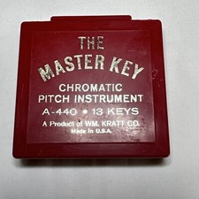 Vintage Chromatic Pitch Pipe Instrument The Master Key WM Kratt Co A-440 13 Keys
