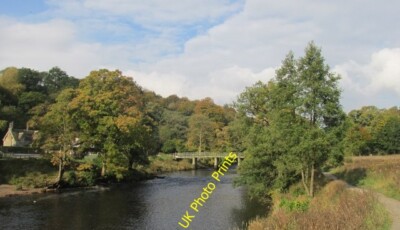 Foto 6x4 Holzbrücke über die Wharfe. Storiths Walking the Dales Way c2015