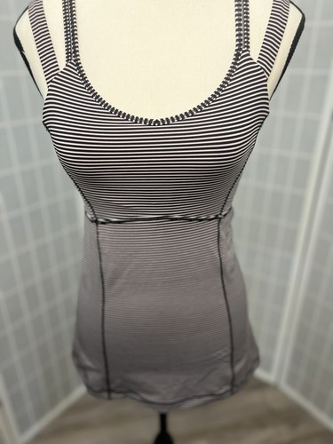 Lululemon Happy Strappy Tank nero a righe bacca di visone 6 - Foto 2 di 22