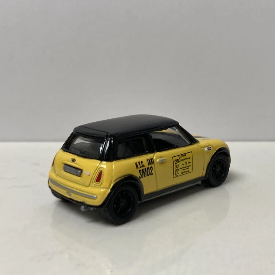 2001 01 BMW Mini Cooper S Taxi Collectible 1/64 Scale Diecast Diorama Model - Image 2 of 4