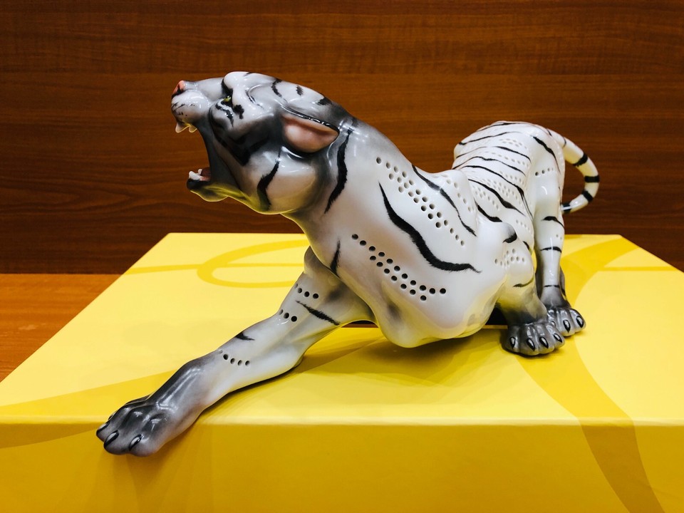 HEREND OPENWORK NATURAL-WHITE PATTERN LARGE TIGER FIGURINE,17,75