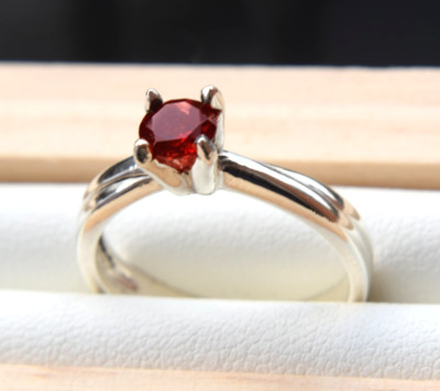 WOMEN'S SOLITAIRE RING WITH 5mm Garnet 925 SILVER with box offer 