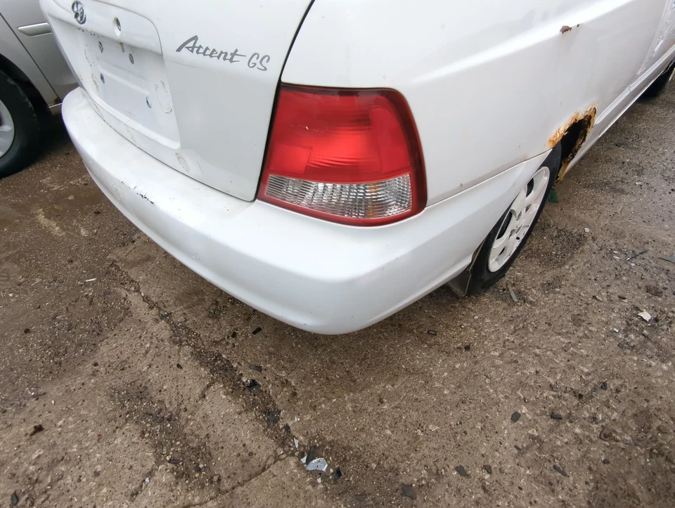 2000-2002 Hyundai Accent Rear Bumper Assembly Oem J78VT Foto 3 de 3