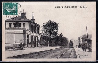 CPA OISE 60 CHAUMONT EN VEXIN La gare quai animé avec train vers 1910 R014