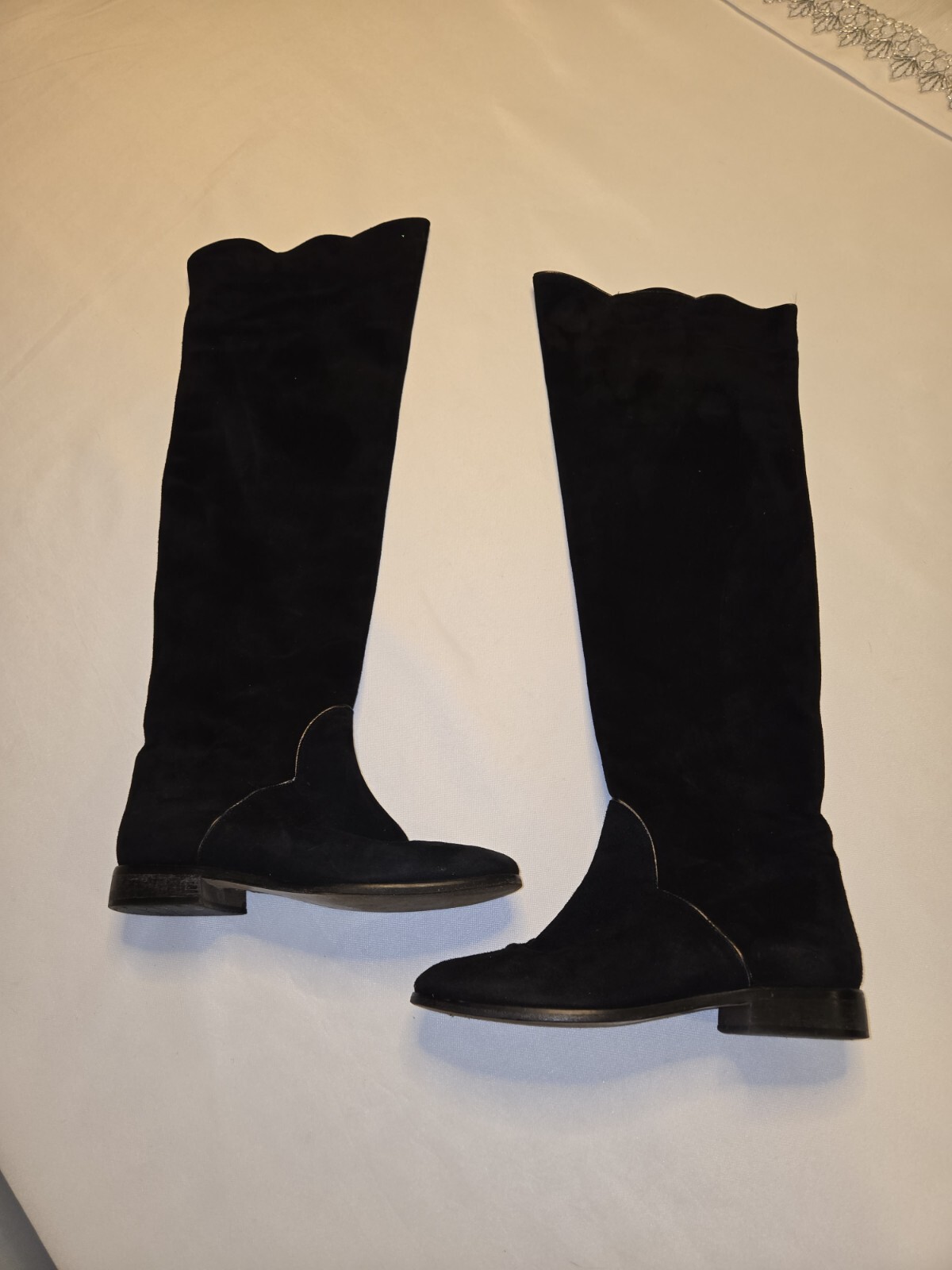 Stivali al ginocchio Yves Saint Laurent neri scamosciati con tacco basso taglia 6 5