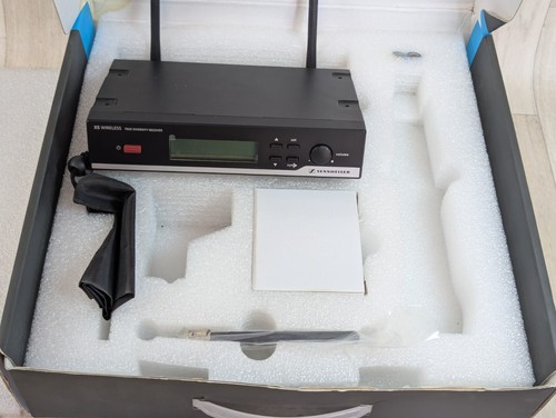 Sennheiser True Diversity Receiver EM 10 Boxed With Manuals - Please Read - Photo 4 sur 10