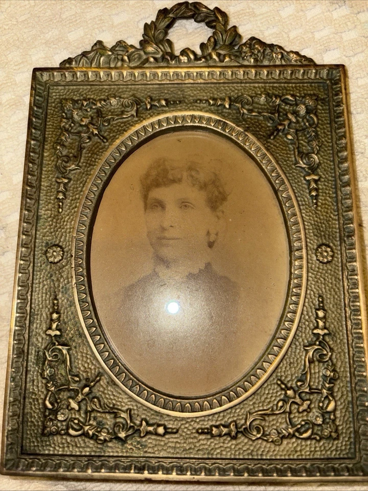 Vintage Old Picture Frame Italian Intricate Brass Frame oval glass - Image 4 of 4