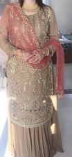 Wundersch&ouml;ne gold/beige Lehnga, lange Kameez, Netz Dupatta, 3 St&uuml;ck verf&uuml;gbar. S/M/L