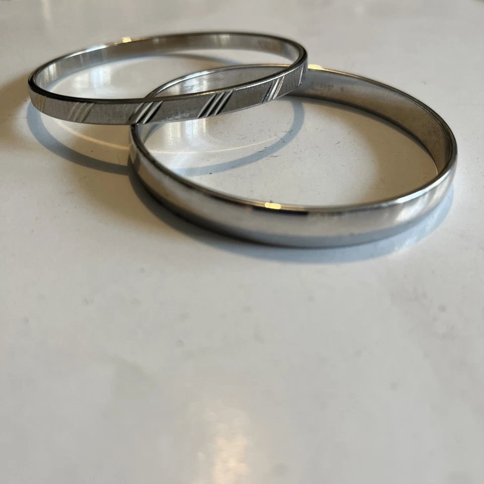 Lote vintage de 2 pulseiras pequenas em tom de prata tamanho Monet 8” de comprimento 2,5” de diâmetro - Imagem 2 de 4