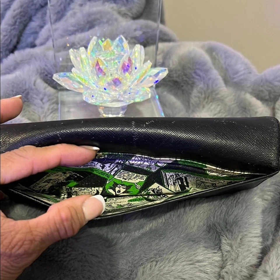 Cartera de cuero negra Samantha Thavasa de la Bella Durmiente de Disney usada en excelente estado venta al por menor $329 Foto 4 de 4