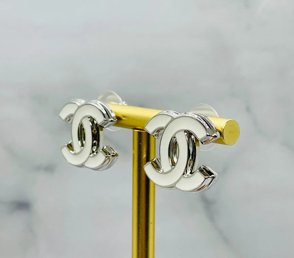 Auth CHANEL CC Silver & White Stud Earrings - Pre owned / LX5793 - Image 4 of 4